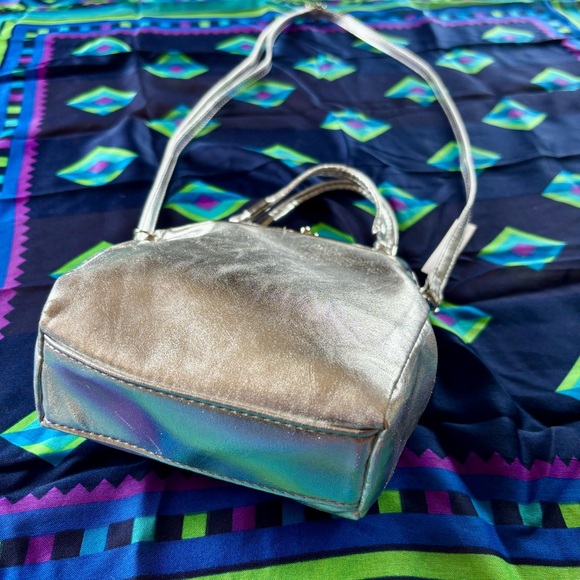 🩶 UO Silver Vegan Leather Crossbody Mini Purse w/ Kiss Lock Snap Closure NWT 🩶 - Picture 3 of 12